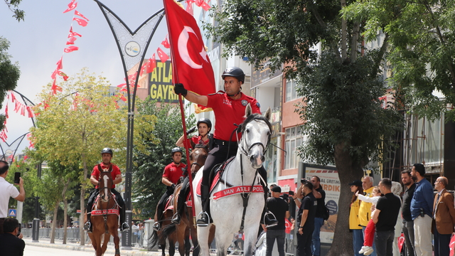Van'da Zafer Bayramı coşkusu