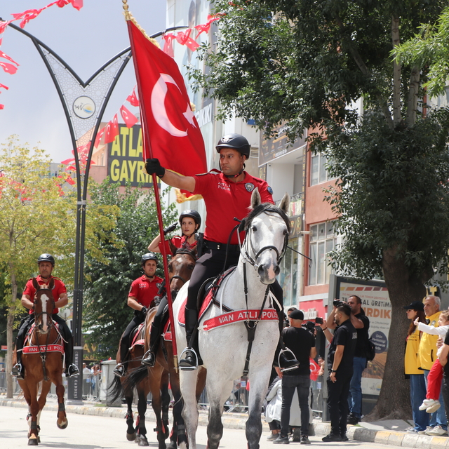 Van'da Zafer Bayramı coşkusu