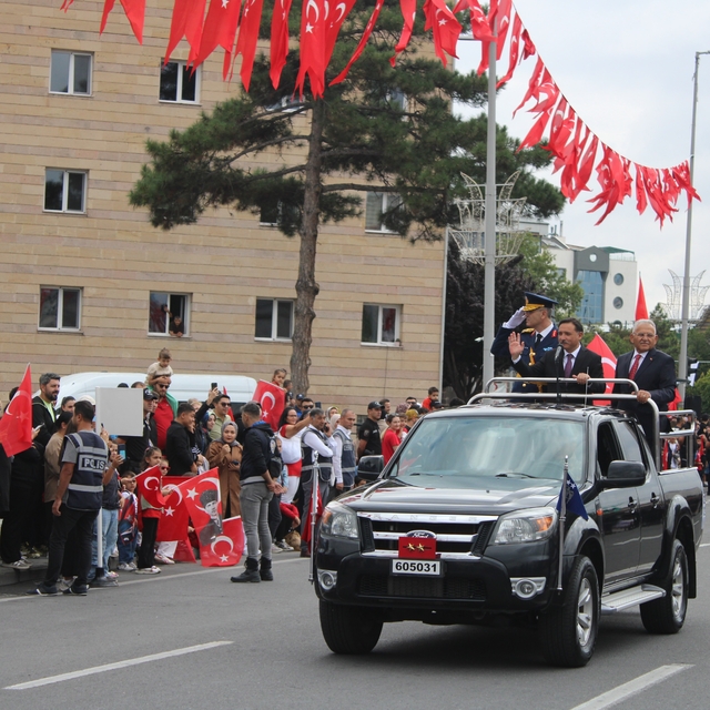 Kayseri'de Zafer Bayramı coşkuyla kutlandı
