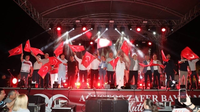 30 Ağustos Zafer Bayramı Edremit'te fener alayı ve Fatma Turgut Konseri ile kutlandı