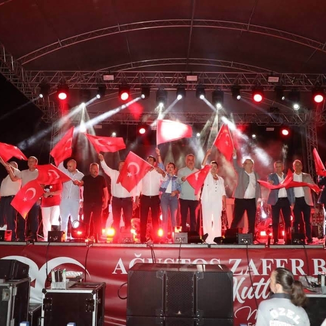30 Ağustos Zafer Bayramı Edremit'te fener alayı ve Fatma Turgut Konseri ile...