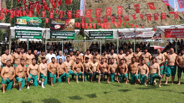 Tortum'da 136'ncısı düzenlenen güreşlerin başpehlivanı Fatih Yaşarlı oldu