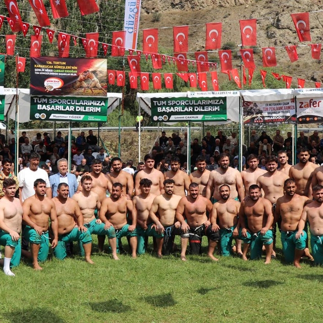 Tortum'da 136'ncısı düzenlenen güreşlerin başpehlivanı Fatih Yaşarlı oldu