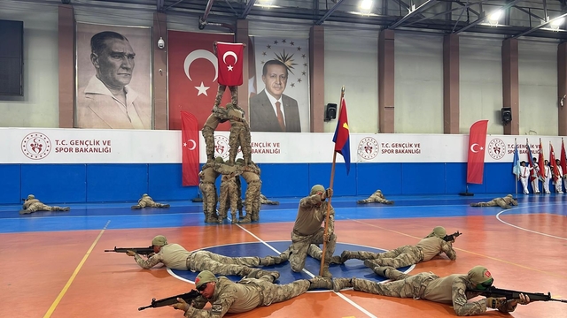Nevşehir'de Zafer Bayramı coşkusu; eğitimli köpek Nefes'in gösterisi ilgiyle izlendi