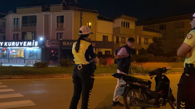 Ehliyetsiz motosikletli 92 bin TL'lik cezayı duyunca 'Kolay gelsin' deyip, yaya olarak uzaklaştı