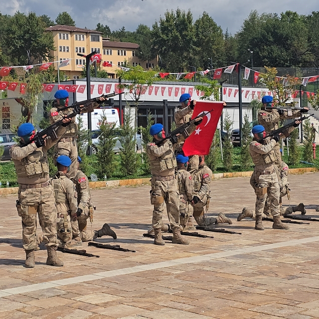 Karabük'te 30 Ağustos coşkusu: Komandoların gösterisi nefes kesti