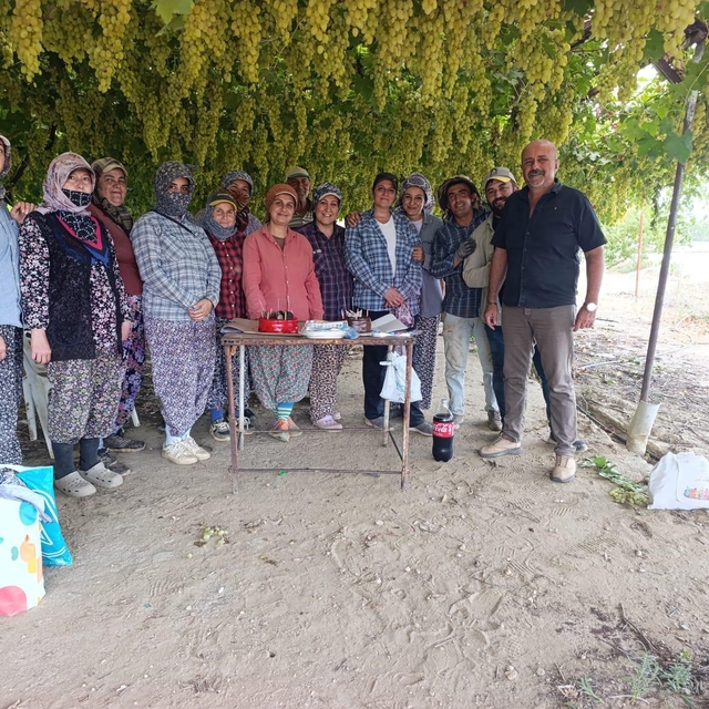 Manisa'da çiftçiden tarım işçisine üzüm bağında doğum günü sürprizi