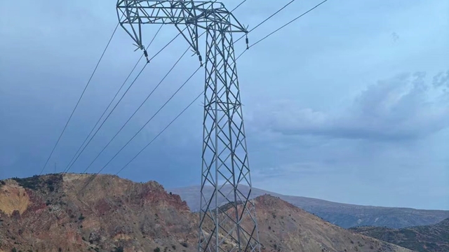 Kemaliye'de fırtına nedeniyle 8 köyde elektrik kesintisi