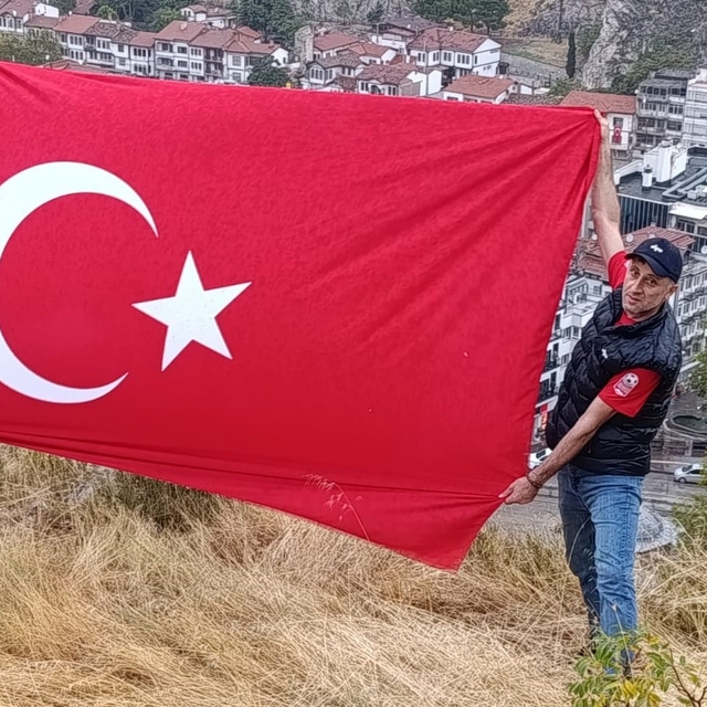 Amasya'da 30 Ağustos coşkusu: İki vatandaş zirvede bayrak açtı