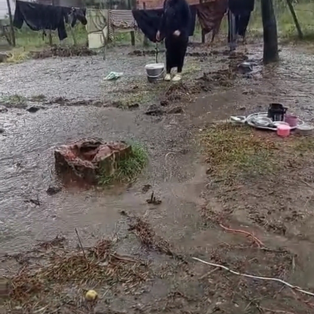Samsun'a giden fındık işçilerini yağmur vurdu