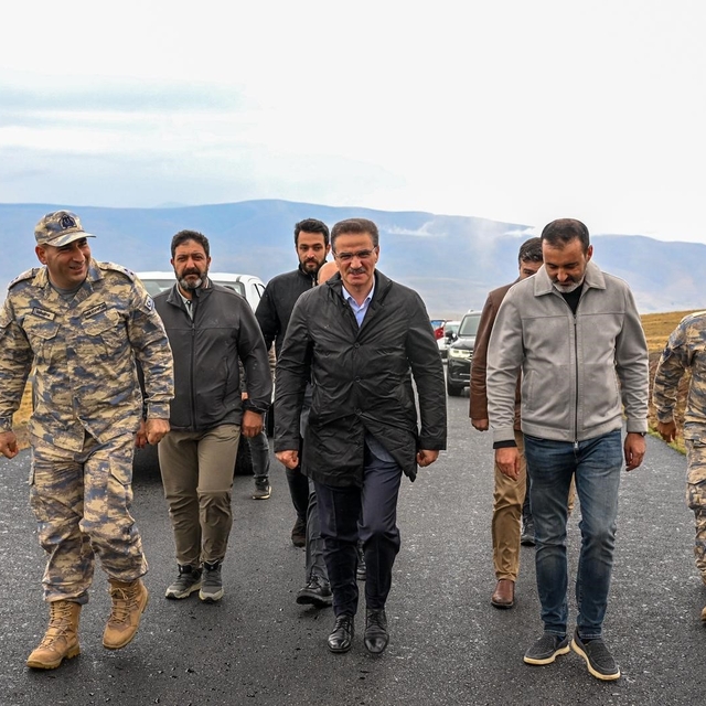 Kargapazarı Dağı'nda Hava Radar Mevzi Komutanlığı yolu sıcak asfaltla yenil...