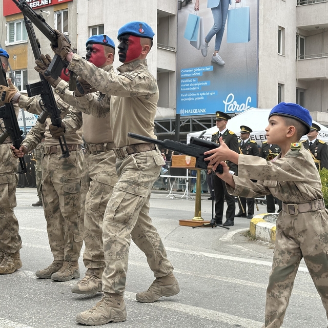 Komandoların gösterisine eşlik eden minik asker izleyenleri mest etti