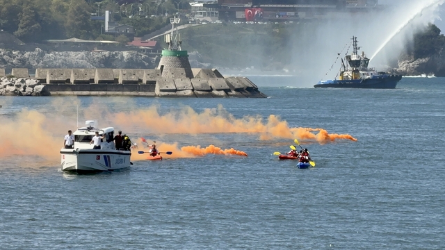 Zonguldak Limanı'nda 30 Ağustos şöleni: Römorkörlerden görsel şov
