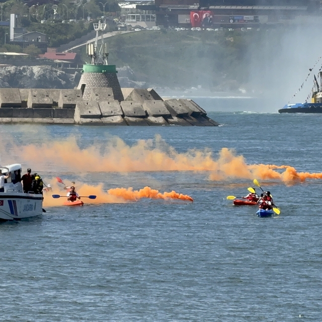 Zonguldak Limanı'nda 30 Ağustos şöleni: Römorkörlerden görsel şov
