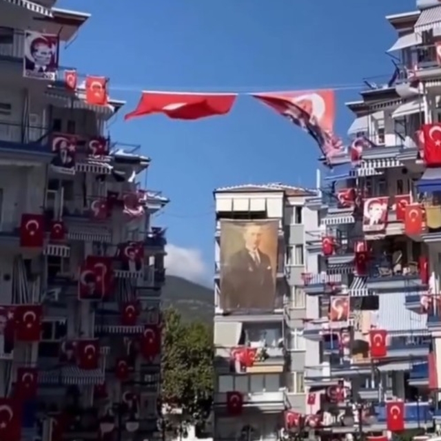 30 Ağustos coşkusunu yüzlerce bayrakla kutladılar