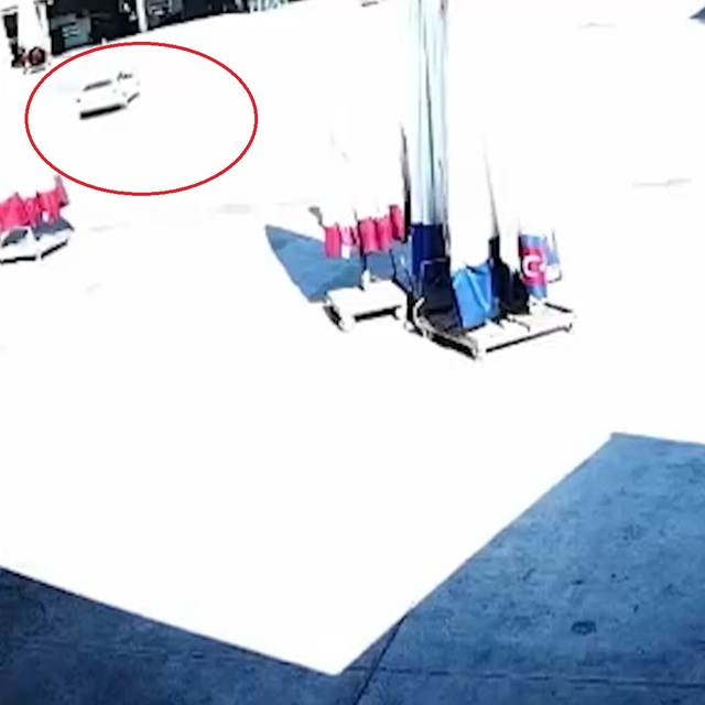 El freni çekilmeyen otomobili durdurmaya çalıştılar; o anlar kamerada