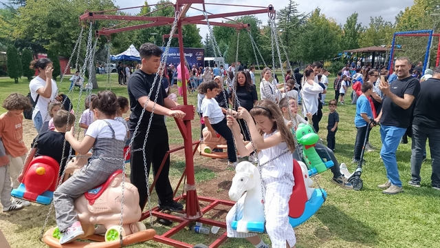 AK Parti Aile Pikniği'nde 25 bin yemek fişi 1 saatte tükendi
AK Parti'nin Aile Pikniği'ne yoğun ilgi
