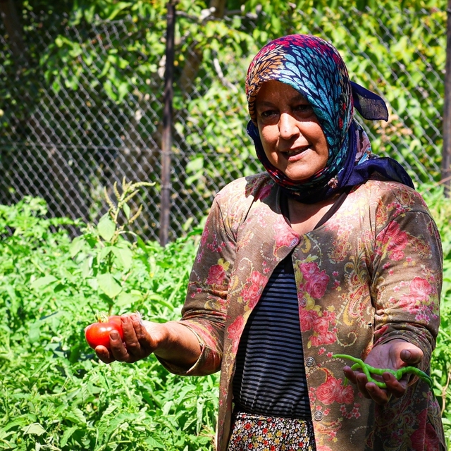 Başkan Tugay sözünü tuttu: Beydağlı çiftçinin 30 yıllık su hasreti sona erd...
