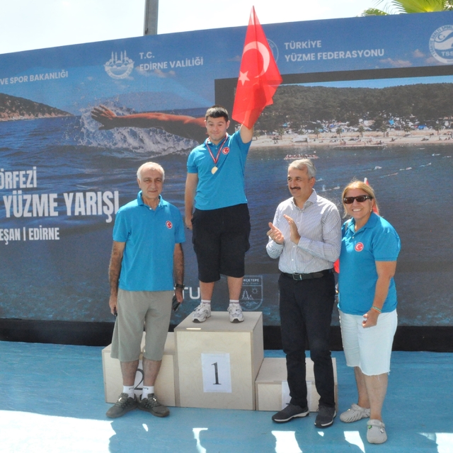 Saros Körfezi'nde Zafer Bayramı'na özel yüzme yarışmasında 200'ü aşkın spor...