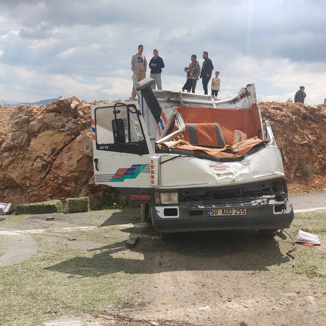 Karaman'da yonca balyası yüklü kamyonet devrildi: 1 ölü, 1 yaralı