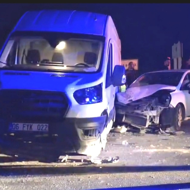 Hisarcık'ta otomobil ile minibüs çarpıştı: 3 yaralı