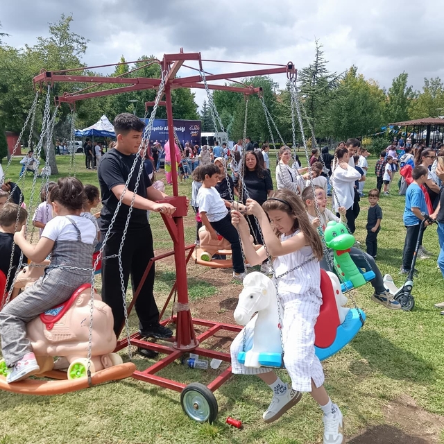 AK Parti Aile Pikniği'nde 25 bin yemek fişi 1 saatte tükendi
AK Parti'nin A...