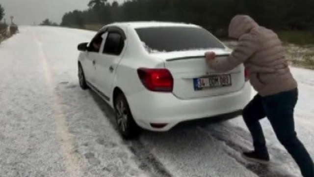 Kars'ta Ağustos ayında kış sürprizi! Sarıkamış beyaza büründü, araçlar yollarda mahsur kaldı
