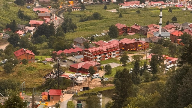 Uzungöl'de ikinci taşkın
Uzungöl'e ulaşım noktalarından biri olan Klazomat bölgesinde yolun kapanması sonucu turistler derenin karşı tarafında mahsur kaldı