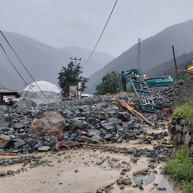 Uzungöl'de sağanak etkili oldu; dere taştı, heyelan meydana geldi