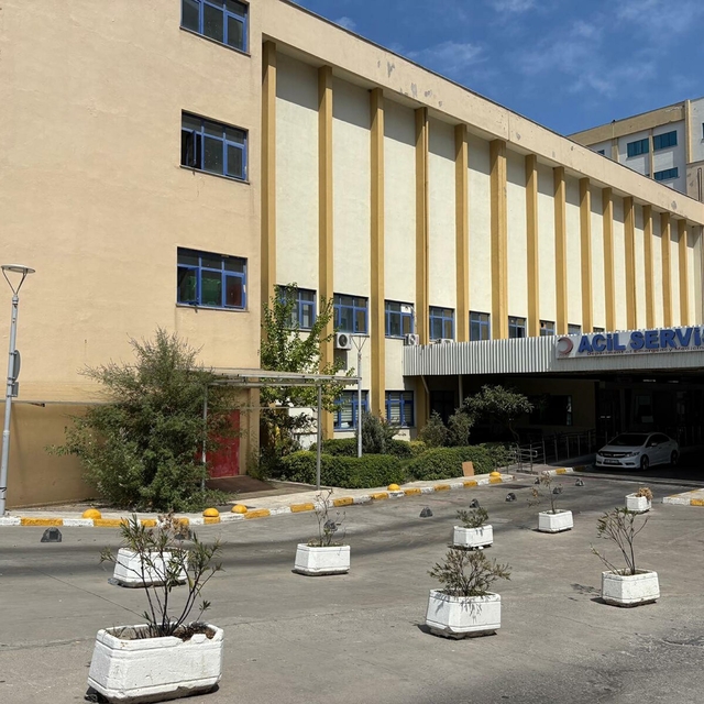 İzmir'de otomobil çarpan Galatasaraylı yönetici yaralandı