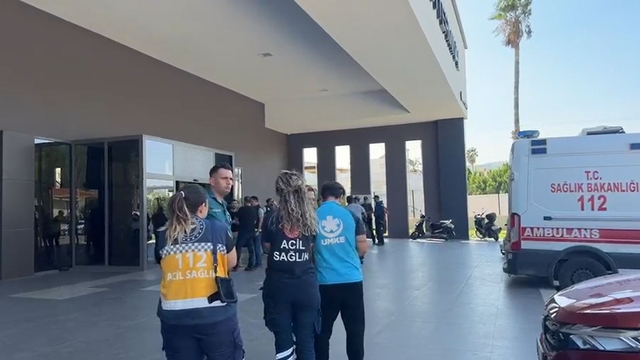 Mersin'in Taşucu Limanı'nda ekipler hazırlık yapıyor