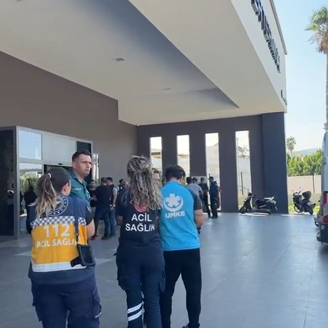 Mersin'in Taşucu Limanı'nda ekipler hazırlık yapıyor