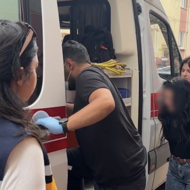 Küçük çekiçle apartmanı birbirine katan kadının korkan çocuğunu polis sakin...