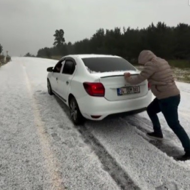Kars'ta Ağustos ayında kış sürprizi! Sarıkamış beyaza büründü, araçlar yoll...