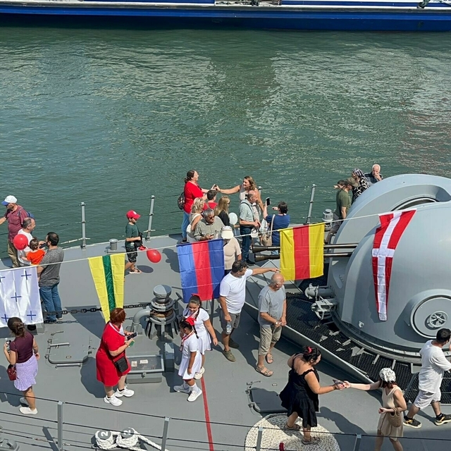 TCG Karşıyaka gemisi Zafer Bayramı'nda ilk kez ziyarete açıldı