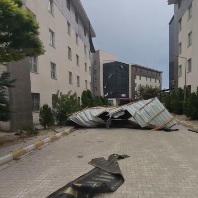 Van'da fırtına çatıları uçurdu
