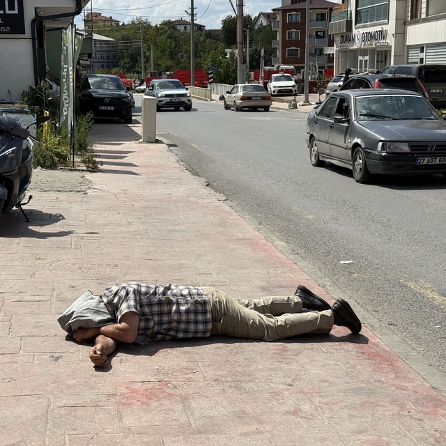 Alkollü şahıs ekiplere "Ben mevtayım" diyerek direndi