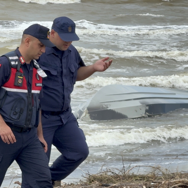 Samsun'da  sahile vurmuş insansız deniz aracı bulundu