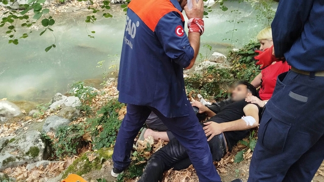 Ormanda yürüyüş yaparken kayalıklardan dere yatağına düştü