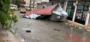 Şavşat'ta fırtınada uçan çatı aracın üzerine düştü