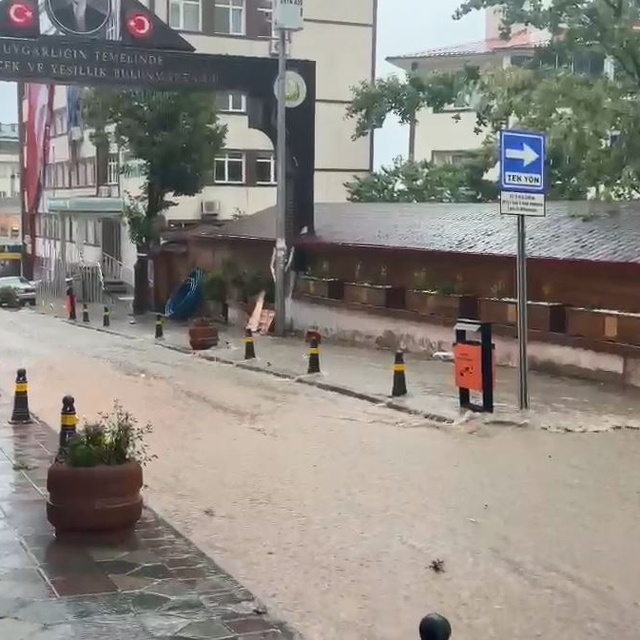 Artvin'de sağanak; ev ve iş yerlerini su bastı