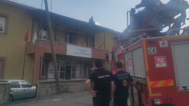 Hakkari'de çatıda mahsur kalan işçi kurtarıldı