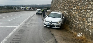 Amasya'da otomobil istinat duvarına çarptı; 6 yaralı