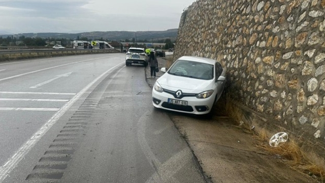Amasya'da otomobil istinat duvarına çarptı; 6 yaralı