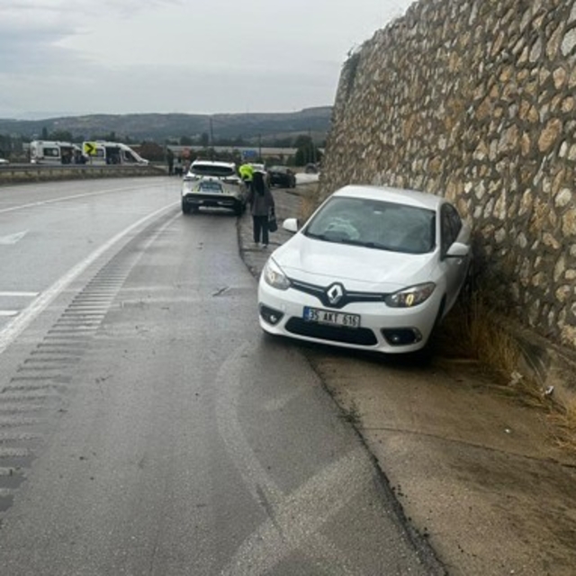 Amasya'da otomobil istinat duvarına çarptı; 6 yaralı