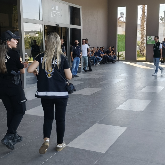 Kazazedelerin yakınlarının Taşucu Limanı'ndaki endişeli bekleyişleri sürüyo...