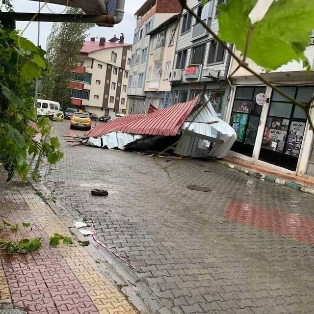 Şavşat'ta fırtınada uçan çatı aracın üzerine düştü