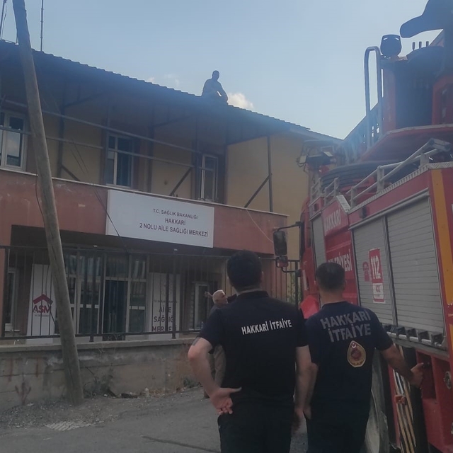 Hakkari'de çatıda mahsur kalan işçi kurtarıldı