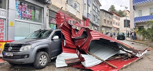 Artvin'de fırtınada uçan çatı 3 aracın üzerine düştü