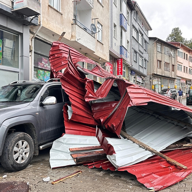 Artvin'de fırtınada uçan çatı 3 aracın üzerine düştü